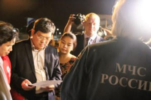 Lãnh đạo tỉnh Khánh Hòa thực hiện thủ tục tiếp nhận số hàng viện trợ