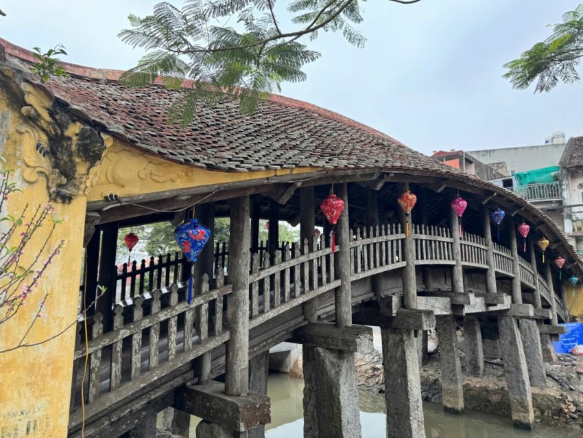 Cầu được dựng trên 18 trụ đá vuông mỗi cạnh 35cm xếp thành 6 hàng để gánh 6 vì và đỡ toàn bộ 9 gian nhà cầu. Nằm trên các trụ đá là hệ thống xà ngang, xà dọc bằng gỗ lim to chắc để đỡ các dầm và nâng sàn cầu, nhà cầu.