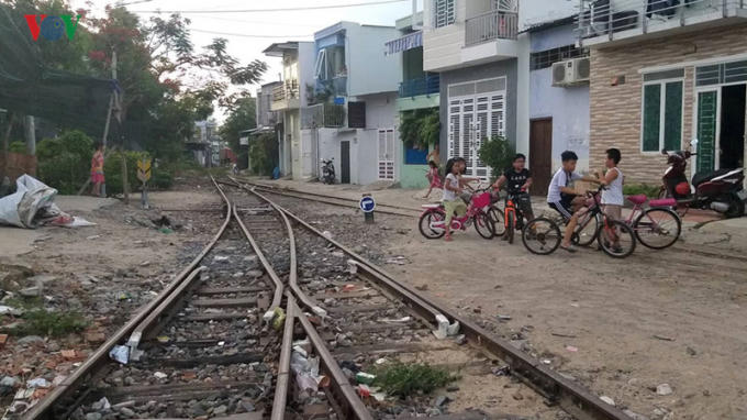 Có nhiều đoạn đường sắt chạy trong khu dân cư.