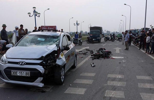 Ô tô cùng xe máy hư hỏng nặng. Ảnh: Vũ Hùng.