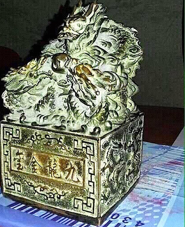 Cồ vật nghi ấn tín của Vua được gia đình anh Sửu phát hiện.