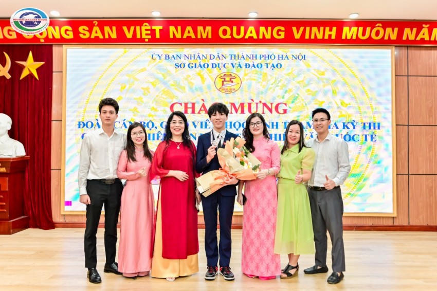 Ban lãnh lại nhà trường cùng nam sinh Hoành Phạm Minh Khánh tại sự kiện Sở Giáo dục và Đào tạo TP Hà Nội chào mừng nam sinh đạt thành tích cao tại các "đấu trường" quốc tế.