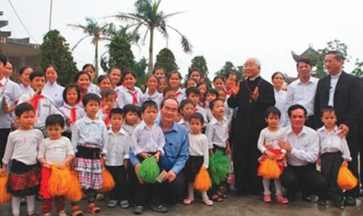 Chủ tịch Ủy ban Trung ương MTTQ Việt Nam Nguyễn Thiện Nhân đến thăm Cô nhi viện Thánh An - Bùi Chu năm 2015.