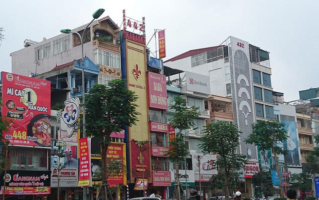 Những cơ sở karaoke này vẫn rất vô tư để biển quảng cáo "hoành tráng" bịt kín cả toà nhà.