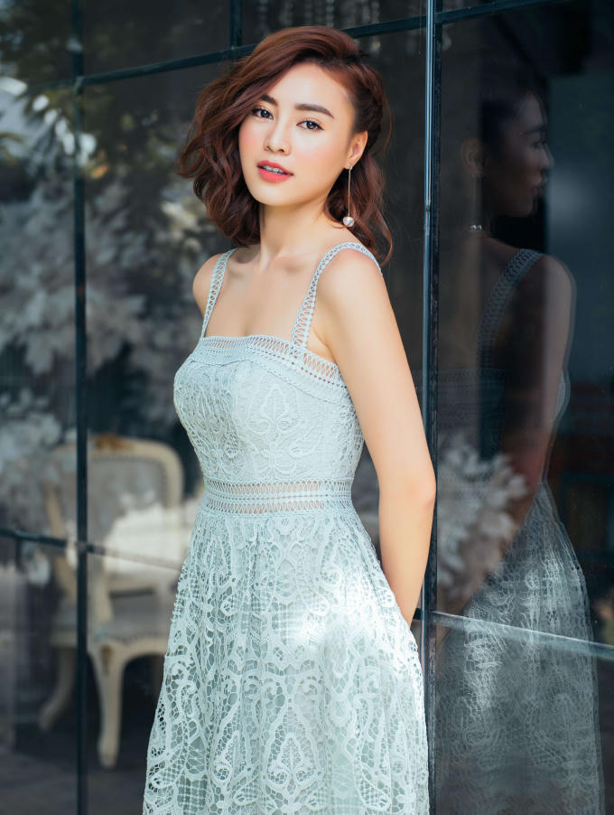 Vốn thể hiện nhiều vai diễn cá tính trên màn ảnh nhỏ, nhưng người đẹp Ninh Dương Lan Ngọc hoàn toàn lột xác và đầy nữ tính hơn trong trang phục này.