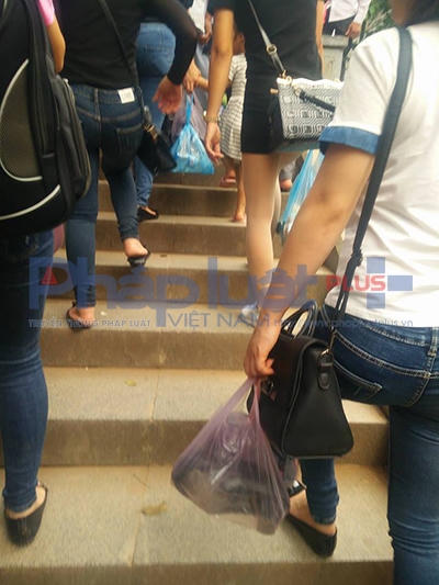 Cũng theo anh T: "Phía ban quản lý đã phản hồi và nhận đây là lỗi của cán bộ khu di tích, đã không kiểm soát được và sẽ chấn chỉnh đội ngũ quản lý, kiểm soát chặt chẽ hơn".