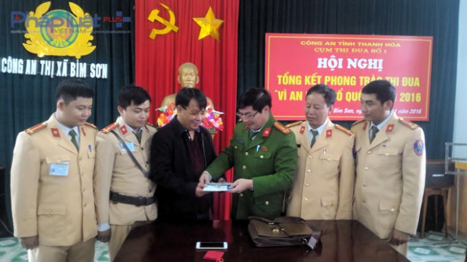 Ông Lã Hải Khánh, Chủ tịch HĐQT Công ty Cổ phần xi măng Sông Đà Ialy đã được Công an thị xã Bỉm Sơn bàn giao lại số tài sản gần 1 tỉ đồng do đánh rơi. (Ảnh: A.Thắng)