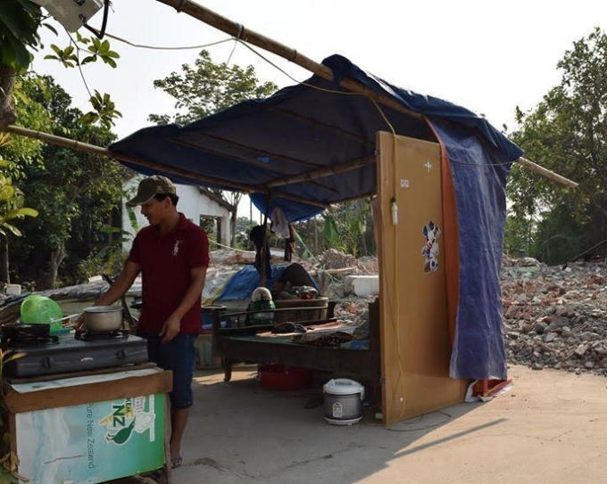 Sau khi báo chí vào cuộc phản ảnh, hi vọng người dân sẽ sớm ổn định cuộc sống, không còn cảnh dựng lều tạm bợ ngay trên mảnh đất đã bàn giao cho nhà nước.