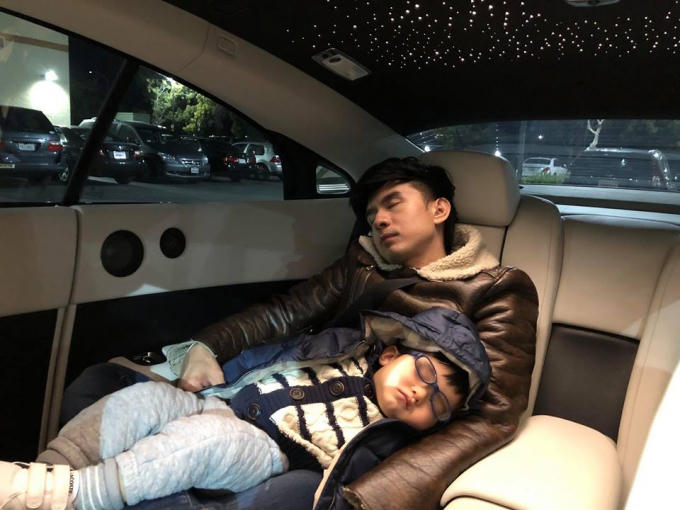 Đan Trường cùng con trai ngủ gật đáng yêu.
