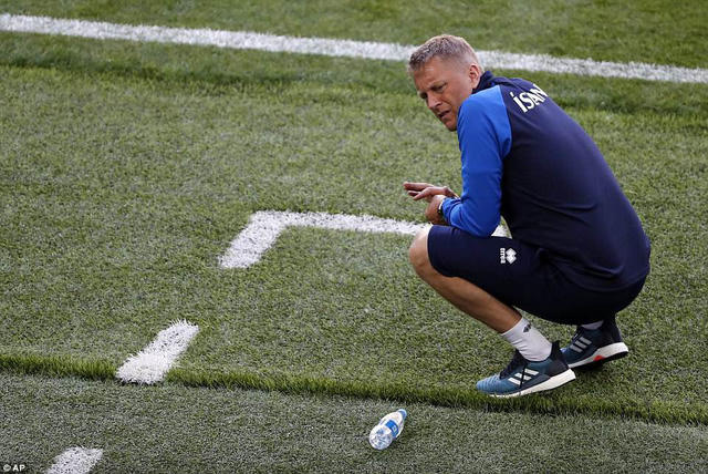 HLV Heimir Hallgrimsson của Iceland vốn là một nha sĩ, nhưng ông xây dựng Iceland thành công với hàng thủ chắc chắn. Ảnh: AP