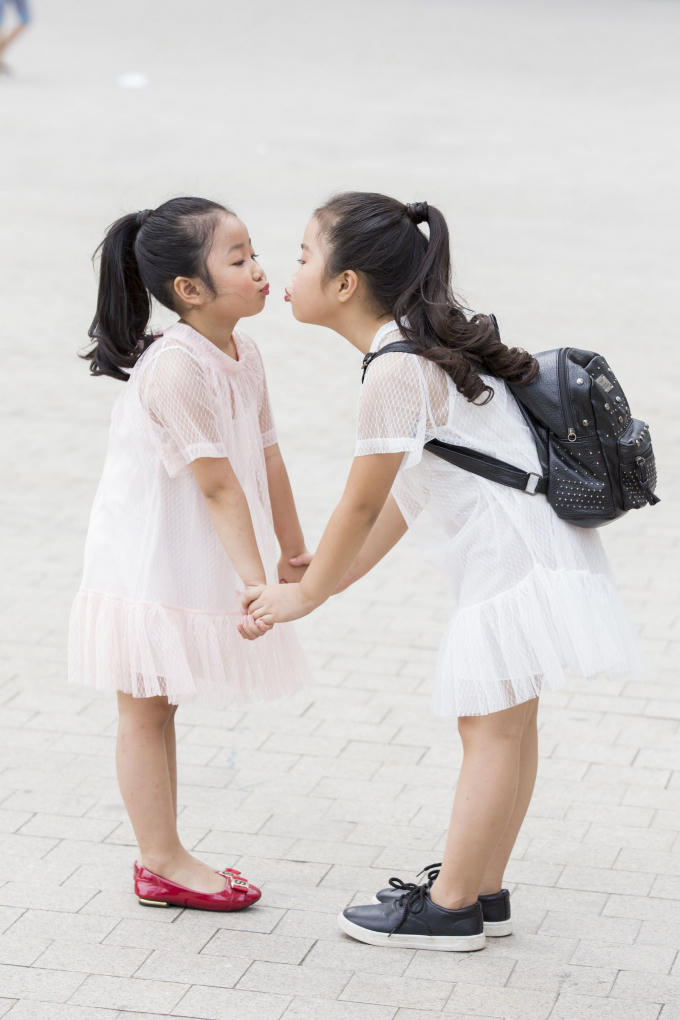'Con g&aacute;i' &ocirc;ng tr&ugrave;m Phan Qu&acirc;n phim 'Người ph&aacute;n xử' khoe hai thi&ecirc;n thần nhỏ