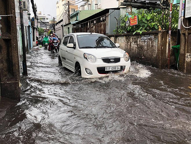Trưa 28-4, một cơn mưa lớn kéo dài đã đổ xuống nhiều nơi giúp thời tiết oi bức ở TP.HCM trở nên mát mẻ, một số con đường cũng bị ngập nhẹ trong cơn mưa. Cơn mưa lớn bắt đầu vào khoảng 10 giờ 45 và kéo dài đến khoảng 11 giờ 30 mới tạnh hẳn. Ban đầu cơn mưa xuất phát từ một số khu vực như Q. Thủ Đức, 2, Bình Thạnh… rồi lan nhanh đến một số quận lân cận như Q.1, 3, 12… (nguồn: Thanh niên)