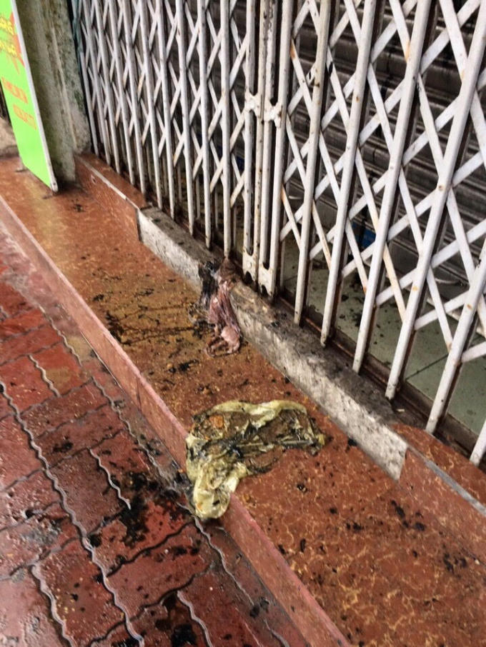 Dấu vết sau vụ tấn công bằng "bom xăng" rạng sáng ngày 02/2