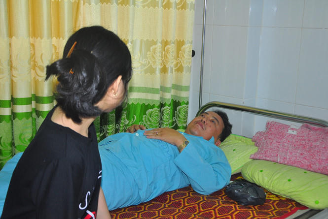 Ông Lành đang nằm điều trị tại Bệnh viện đa khoa tỉnh Quảng Trị. Ảnh:  Báo Thanh niên