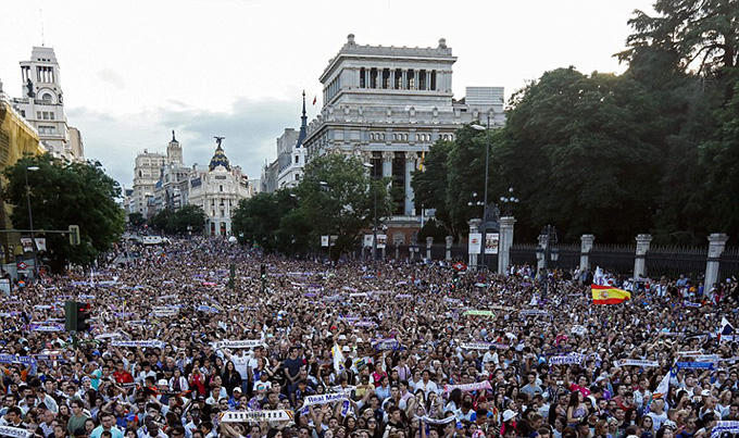 Hàng vạn CĐV tạo ra bầu không khí lễ hội