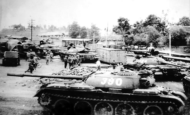 Trước đó, vào năm 1972, xe tăng 390 lên tàu hỏa từ ga Vĩnh Yên vào Nam, tham gia cuộc tổng tiến công và nổi dậy năm 1975, sau chiến thắng 30/4 vinh dự được xếp hàng đầu trong Lễ duyệt binh mừng chiến thắng ngày 15/5/1975 tại Sài Gòn.