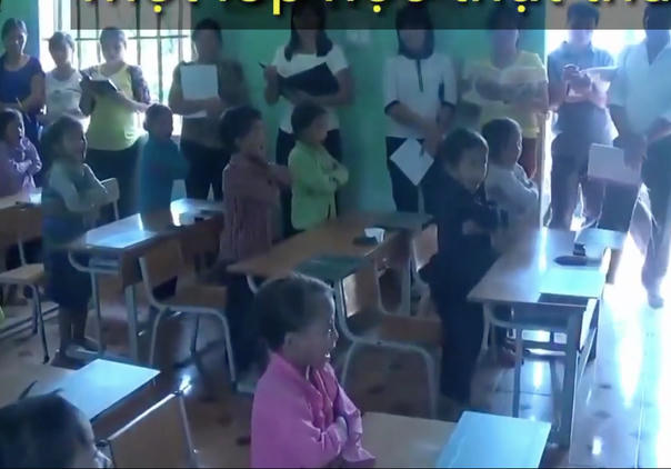 Học sinh đứng dậy phát biểu như một cái máy. (Ảnh cắt từ clip)