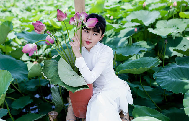 Ngoài ra, cô còn biết may vá, thêu thùa, đan móc.