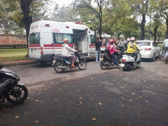 Nạn nhân đã được đưa đi Bệnh viện cấp cứu bằng xe cứu thương.