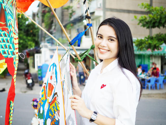 Chương trình thời sự tổng hợp Toàn cảnh 24H phát sóng số gần đây giới thiệu đến khán giả xem đài hoạt động dân gian đang được người dân Sài Gòn yêu thích. Trong một chiều Sài Gòn lộng gió, Á hậu Diệu Thùy ghé khu ngoại ô Thanh Đa (Bình Thạnh, TP.HCM) tham gia một buổi… thả diều.