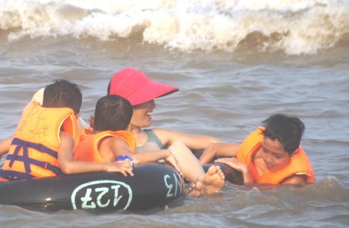 Hàng vạn người chen nhau chỗ đứng ở biển Sầm Sơn