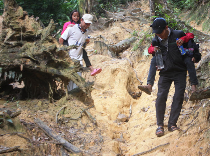 Quãng đường đưa các em học sinh đến lớp gập ghềnh và nguy hiểm.