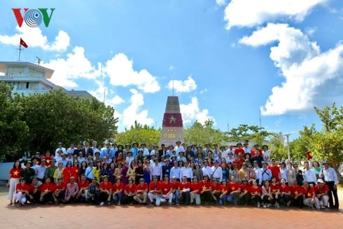 Kiều bào và các chiến sỹ chụp ảnh tại cột mốc chủ quyền ở Trường Sa.