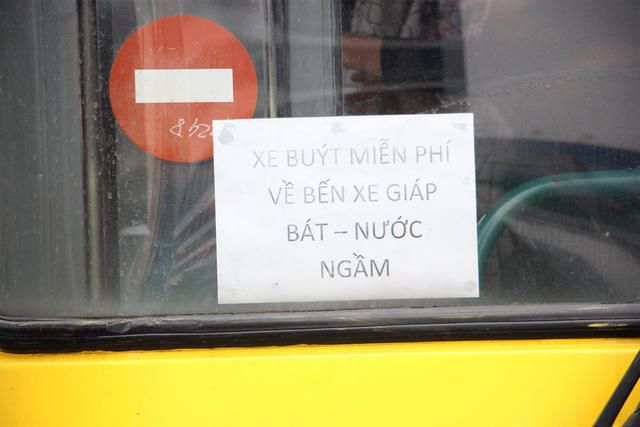 Xe buýt phục vụ miễn phí người dân di chuyển từ bến xe Mỹ Đình về bến Nước Ngầm, Giáp Bát.