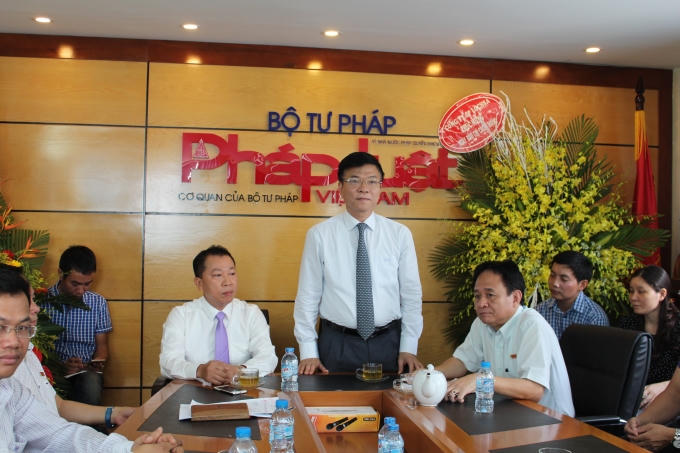 Bộ trưởng Lê Thành Long thăm và chúc mừng Báo Pháp luật Việt Nam.