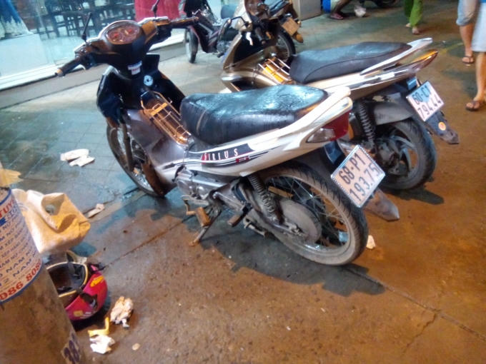 Hai chiếc xe máy được di dời vào lề đường.
