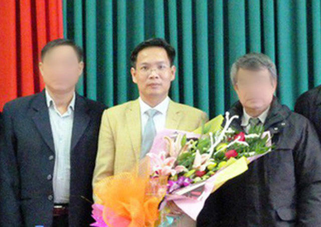 Ông Phan Tiến Diện (giữa) trong ngày bổ nhiệm Phó Giám đốc Sở Tài nguyên và Môi trường tỉnh Sơn La.