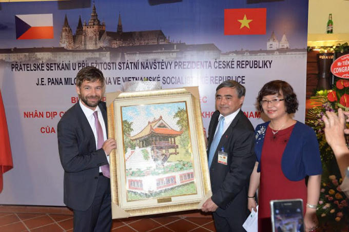 Ngài Robert Pelikán, Bộ trưởng Bộ Tư pháp, Cộng hòa Séc (bìa trái) đón nhận bức tranh Chùa Một Cột từ đại diện nhà hàng Hoa Viên.