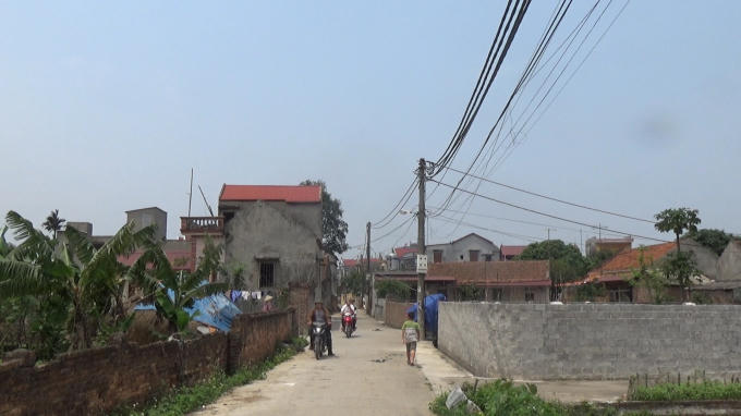 Hàng tháng người dân thôn Đông Hương vẫn phải đóng tiền cho hệ thống thắp sáng, thế nhưng lãnh đạo thôn lại lấy trộm điện từ trạm bơm để thắp sáng cho đường làng.  (Điện trạm bơm được nhà nước miễn phí để khuyến khích người dân sản xuất nông nghiệp).