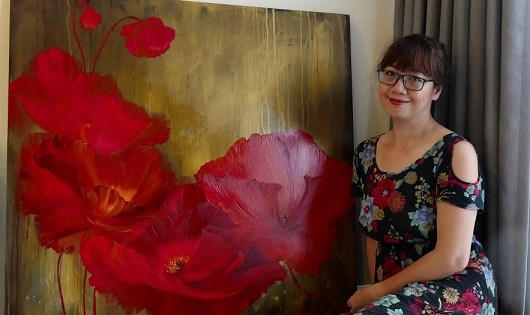 Trần Th&ugrave;y Linh b&ecirc;n bức tranh Sau cơn mưa.