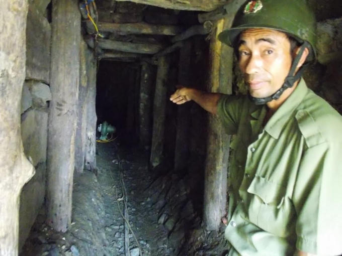 Bên ngoài miệng hầm.