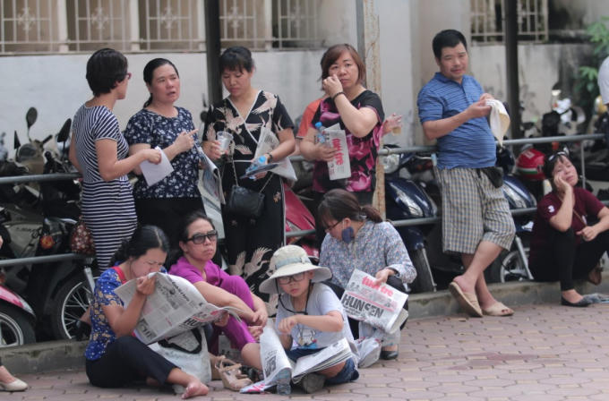 Dường như sự lo lắng bao trùm lên mọi thứ ngoài phòng thi kể cả những cậu bé theo anh, chị đi thi.