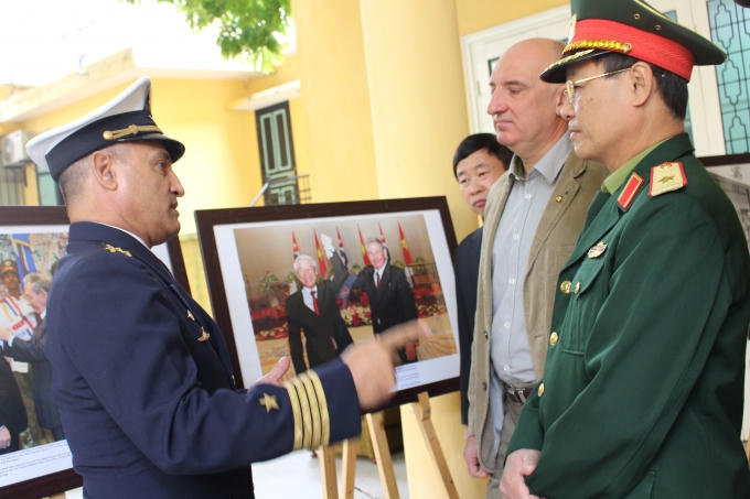 Đồng chí Fidel thăm chính thức Việt Nam ba lần vào tháng 9/1973, tháng 12/1995 và tháng 2/2003; đồng chí là nguyên thủ nước ngoài đầu tiên tới thăm vùng mới được giải phóng ở tỉnh Quảng Trị vào tháng 9/1973 và cũng là nguyên thủ quốc gia đi đầu trong phong trào quốc tế ủng hộ cuộc đấu tranh chính nghĩa của nhân dân Việt Nam vì độc lập dân tộc và thống nhất đất nước trước đây, cũng như trong sự nghiệp tái thiết, xây dựng và bảo vệ Tổ quốc Việt Nam xã hội chủ nghĩa ngày nay.