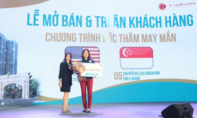 Khách hàng nhận được những phần quà giá trị lớn trong chương trình bốc thăm may mắn