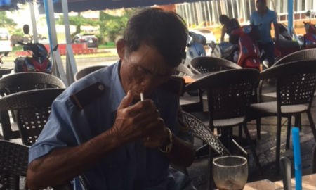 Ông Đặng Văn Thể đang kể lại sự việc với phóng viên.