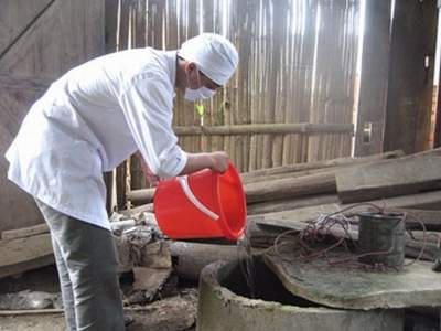Hướng dẫn người dân trong vùng bị ảnh hưởng cách vệ sinh trong sinh hoạt hàng ngày, ăn chín uống sôi, khử trùng nguồn nước. Ảnh minh họa