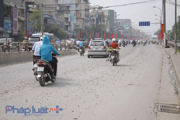 Khi sự việc này xảy ra và kéo dài cho đến gần trưa nhưng không thấy lực lượng chức năng xử lý. Được biết, tuyến đường giao thông này do đội CSGT đội 14 giám sát, phân luồng.