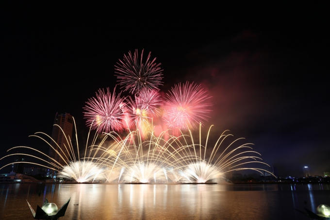 Màn pháo hoa rực rỡ theo  nhạc nền "Tree of Life" trong vở Opera xuất sắc đã từng được nhiều lần trình diễn ở Milan, Italia.