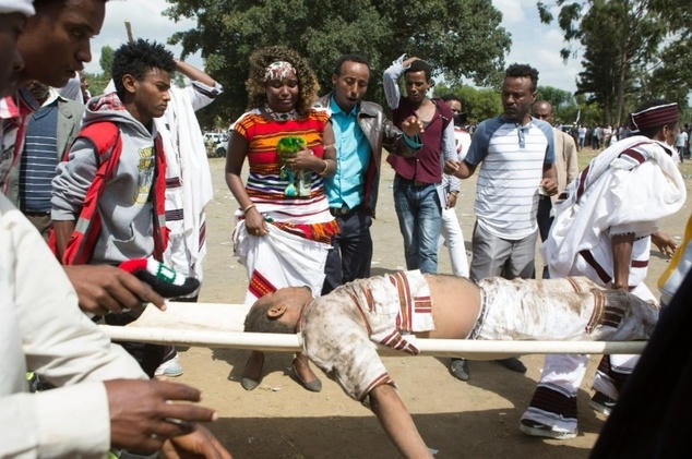 Trong một tuyên bố, Thủ tướng Ethiopia Hailemariam Desalegn cho biết cuộc nổi loạn đã gây ra "tình trạng lộn xộn" khiến nhiều người giẫm đạp lên nhau và tử vong do ngã vào khe núi. Ngoài ra, Thủ tướng cũng phủ nhận thông tin cho rằng các lực lượng an ninh đã nổ súng và tuyên bố “những người đứng sau vụ việc sẽ bị trừng trị”. (Ảnh: AFP)