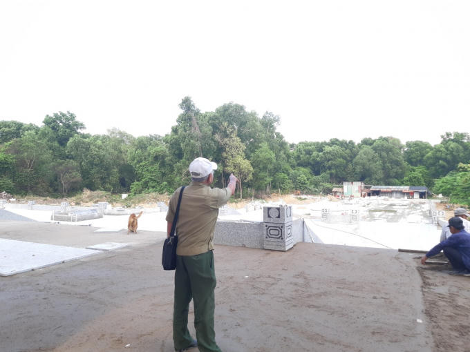 Ông Phong chỉ tay về Hố Lang, nơi nhiều anh hùng đã ngã xuống