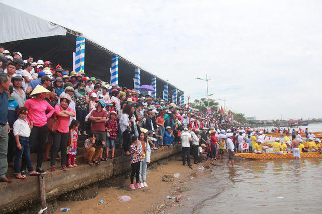 Hàng ngàn người dân tập trung bên bờ sông Nhật Lệ để cổ vũ cho các đội đua