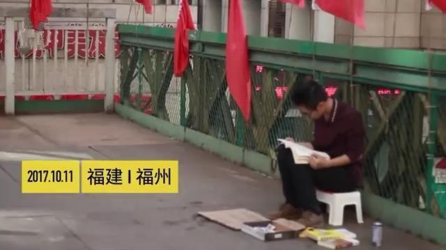 Cử nhân ngồi lề đường xin tiền gây xôn xao. Ảnh: Dongfang.