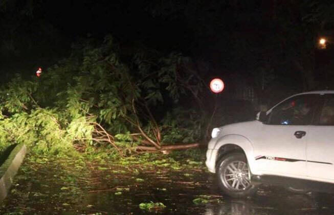 Mưa lớn gây cản trở giao thông.