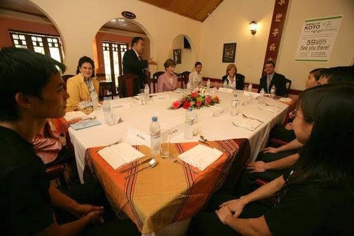 Phu nhân của Tổng thống George W. Bush, bà Laura, (áo hồng) dùng bữa tại nhà hàng KOTO (Ảnh: Nhà hàng cung cấp).