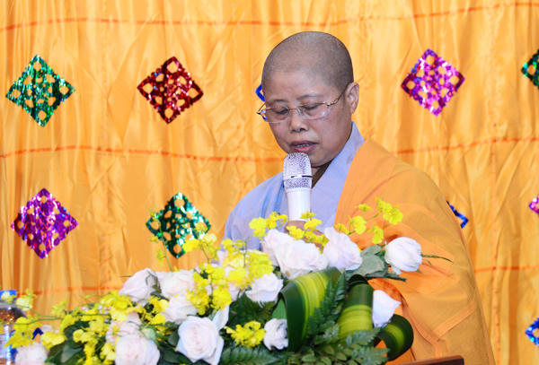 Ni sư Thích Đàm Minh lên đọc Diễn văn Phật Đản PL. 2561- DL. 2017 của Hòa thượng Chủ tịch HĐTS GHPGVN.