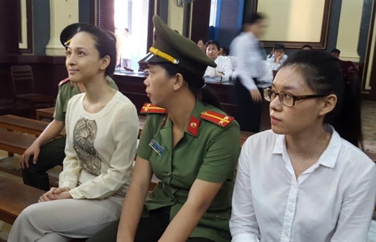 Tại phiên tòa, cô phủ nhận chuyện lừa đảo và cho biết đó là hợp đồng tình cảm giữa mình và vị đại gia kia.